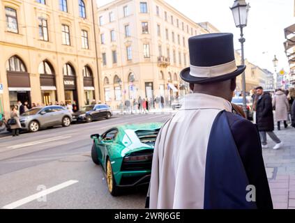 Maximilianstrasse Munich un samedi normal, Ferrari et autres voitures de luxe sur la rue commerçante chic et exclusive, Kempinski Hotel Vier Banque D'Images