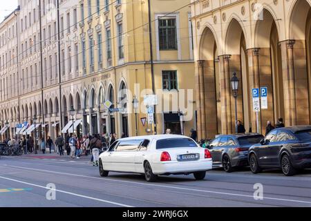 Maximilianstrasse Munich un samedi normal, voitures de luxe sur la rue commerçante à la mode et exclusive, Munich, Bavière, Allemagne Banque D'Images