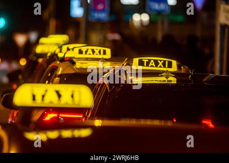 Panneau de taxi illuminé le soir, photo symbolique, Stuttgart, Bade-Wuerttemberg, Allemagne Banque D'Images