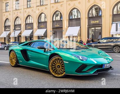 Maximilianstrasse Munich un samedi normal, Ferrari et d'autres voitures de luxe sur la rue commerçante sophistiquée et exclusive, Munich, Bavière Banque D'Images