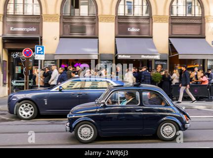 Maximilianstrasse Munich un samedi normal, Rolls-Royce et d'autres voitures de luxe sur la rue commerçante sophistiquée et exclusive, Munich, Bavière Banque D'Images