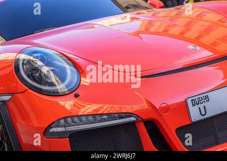 Maximilianstrasse Munich un samedi normal, des voitures de luxe sur la rue commerçante sophistiquée et exclusive, Porsche avec des plaques d'immatriculation de Dubaï Banque D'Images