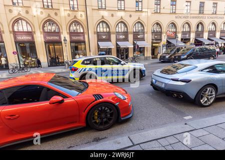 Maximilianstrasse Munich un samedi normal, Ferrari et autres voitures de luxe sur la rue commerçante à la mode et exclusive, voiture de police, Munich Banque D'Images