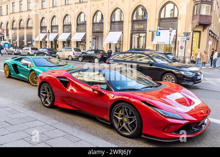 Maximilianstrasse Munich un samedi normal, Ferrari et d'autres voitures de luxe sur la rue commerçante sophistiquée et exclusive, Munich, Bavière Banque D'Images