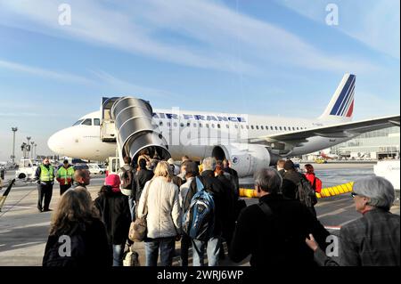 Passagers embarquant dans un avion Air France en plein jour, Paris, France Banque D'Images