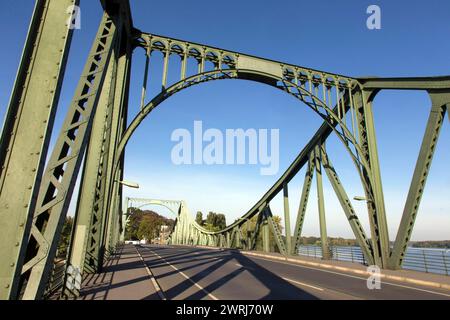 Pont Glienicke à Potsdam. Le pont Glienicke forme aujourd'hui la limite de la ville entre Berlin et Potsdam et était la frontière et un transfert Banque D'Images