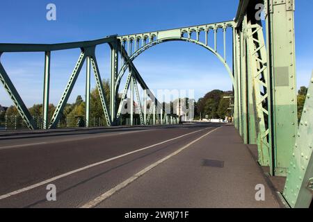 Pont Glienicke à Potsdam. Le pont Glienicke forme aujourd'hui la limite de la ville entre Berlin et Potsdam et était la frontière et un transfert Banque D'Images