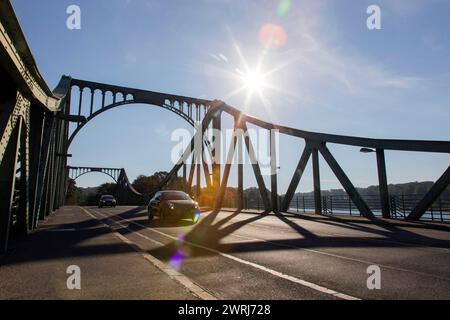 Les voitures traversent le pont Glienicke à Potsdam. Le pont Glienicke forme aujourd'hui la frontière entre Berlin et Potsdam et était la frontière Banque D'Images