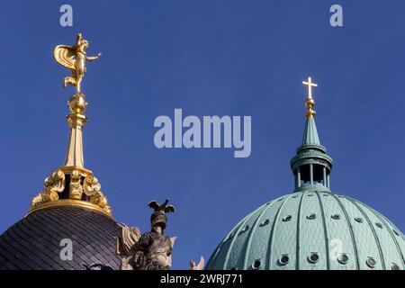 Portail Fortuna avec sculpture sur le dessus et derrière une croix sur le dôme de la Nikolaikirche à Potsdam, 22/09/2016 Banque D'Images