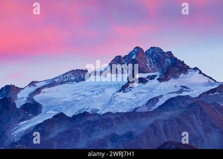 Ciel coloré au coucher du soleil sur les aiguilles de Tour en Savoie, France Banque D'Images