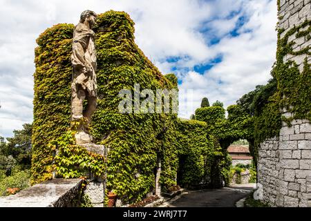 Jardin du château, Château de Duino, avec vue spectaculaire sur la mer, résidence privée des princes de Thurn und taxis, Duino, Frioul, Italie, Duino, Friuli Banque D'Images