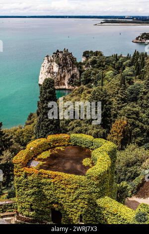 Vue sur le jardin du château et le rocher de Dante, château de Duino, avec vue spectaculaire sur la mer, résidence privée des princes de Thurn und taxis, Duino Banque D'Images