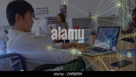 Image du réseau de connexions avec des icônes sur l'homme asiatique handicapé assis en fauteuil roulant Banque D'Images