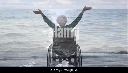 Image de paysage marin au-dessus d'une femme cuacasienne handicapée assise en fauteuil roulant Banque D'Images