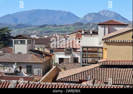 Benevento - Scorcio sui tetti del centro storico dalla terrazza superiore dell'Hortus conclusus Banque D'Images