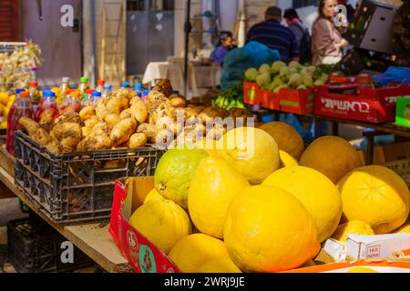 Haïfa, Israël - 08 mars 2024 : scène du marché de Wadi Nisnas, avec divers produits en vente, et visiteurs, Haïfa, Israël Banque D'Images