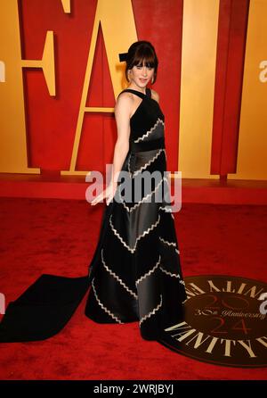 BEVERLY HILLS, CALIFORNIE - 10 MARS : Zooey Deschanel assiste à la Vanity Fair Oscar Party 2024 animée par Radhika Jones au Wallis Annenberg Center for Banque D'Images