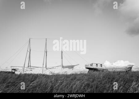 Vieux bateaux abandonnés sur la côte en Estonie. Vieilles épaves de navires en bois abandonnées. Banque D'Images