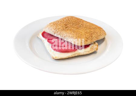 Sandwich salami et cheddar sur plaque de porcelaine blanche sur fond blanc Banque D'Images