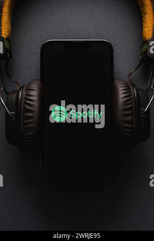 Antalya, Turquie - 11 mars 2024 : écran de téléphone intelligent iPhone montrant le logo Spotify Banque D'Images