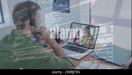 Homme caucasien avec casque fonctionne sur un ordinateur portable, superposition de code Banque D'Images