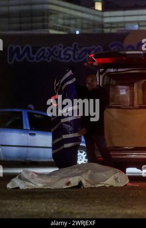 News - meurtre de Camorra à Naples San Giovanni une police de Teduccio est intervenue à Corso Protopisani, près du parking Deco, devant l'entrée de l'Apple Academy.& sujet xAA a été mortellement blessé par balles. La victime est Salvatore Coppola, classe de 1958, ancien collaborateur de la justice et ingénieur. Il se trouvait auparavant dans un lieu protégé, mais avait décidé de retourner dans son district natal. Les tueurs lui ont tiré plusieurs coups de feu au visage. Napoli San Giovanni a Teduccio Italie Copyright : xAntonioxBalascox/xLiveMediax LPN 1276429 Banque D'Images