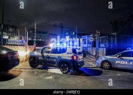 News - meurtre de Camorra à Naples San Giovanni une police de Teduccio est intervenue à Corso Protopisani, près du parking Deco, devant l'entrée de l'Apple Academy.& sujet xAA a été mortellement blessé par balles. La victime est Salvatore Coppola, classe de 1958, ancien collaborateur de la justice et ingénieur. Il se trouvait auparavant dans un lieu protégé, mais avait décidé de retourner dans son district natal. Les tueurs lui ont tiré plusieurs coups de feu au visage. Napoli San Giovanni a Teduccio Italie Copyright : xAntonioxBalascox/xLiveMediax LPN 1276436 Banque D'Images