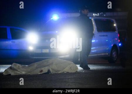 News - meurtre de Camorra à Naples San Giovanni une police de Teduccio est intervenue à Corso Protopisani, près du parking Deco, devant l'entrée de l'Apple Academy.& sujet xAA a été mortellement blessé par balles. La victime est Salvatore Coppola, classe de 1958, ancien collaborateur de la justice et ingénieur. Il se trouvait auparavant dans un lieu protégé, mais avait décidé de retourner dans son district natal. Les tueurs lui ont tiré plusieurs coups de feu au visage. Napoli San Giovanni a Teduccio Italie Copyright : xAntonioxBalascox/xLiveMediax LPN 1276446 Banque D'Images