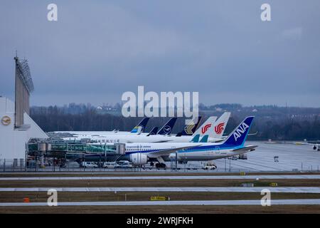 Streik der Flugbegleiter Gewerkschaft UFO am Flughafen München Dank der StarAlliance Partner können zahlreiche, vor allem Langstreckenflüge durchgeführt werden. Die Gewerkschaft des Kabinenpersonals streikt am 13.03.2024 AM Münchener Franz-Josef-Strauß Flughafen von 4 Uhr bis 23 Uhr BEI den Fluggesellschaft Lufthansa und Lufthansa CityLine. OVNI Fordert im Kern 15 Prozent mehr Gehalt und einen Tarifvertrag, der rückwirkend für 18 Monate gelten soll. Flughafen München Obererding Bayern Deutschland *** grève des agents de bord UFO à l'aéroport de Munich grâce au partenaire Star Alliance Banque D'Images