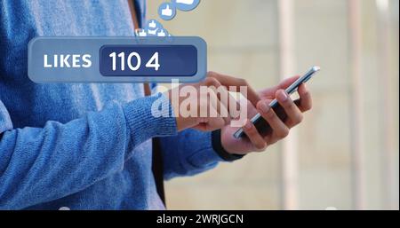 Gros plan d'un homme vérifiant son téléphone Banque D'Images