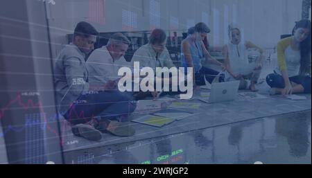 Image du traitement des données financières sur un groupe diversifié de gens d'affaires lisant Banque D'Images