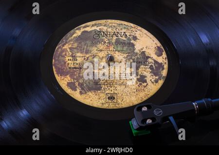 Santana Moonflower album vinyle LP avec tonearm, cartouche, coque et stylet sur tourne-disque - 1977 Banque D'Images