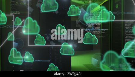 Image des icônes de nuage et du traitement des données sur des serveurs informatiques Banque D'Images