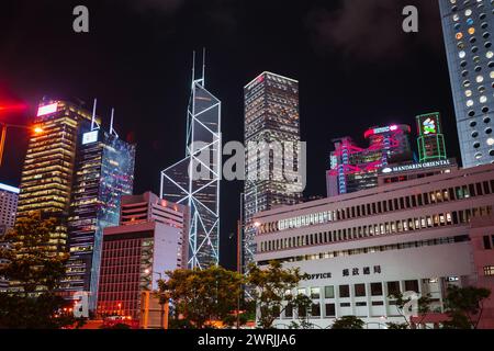 Hong Kong - 19 juillet 2017 : gratte-ciel nocturne du quartier central de Hong Kong avec des gratte-ciel illuminés Banque D'Images