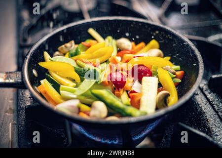Légumes mélangés fraîchement préparés dans une poêle en fer, cuisine du restaurant Banque D'Images