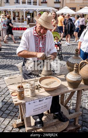 Sibiu City, Roumanie - 03 septembre 2023. Un potier plus âgé façonnant un pot en argile sur une roue de poterie à la foire des potiers de Sibiu, Roumanie Banque D'Images