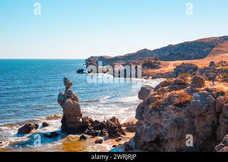 Seascape. Rochers bizarres sur le bord de mer par une journée d'été ensoleillée. Plages générales de la mer d'Azov. Banque D'Images