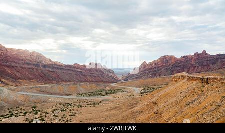 Vue sur le canyon Spotted Wolf le long de la I-70 dans le centre de l'Utah, États-Unis Banque D'Images