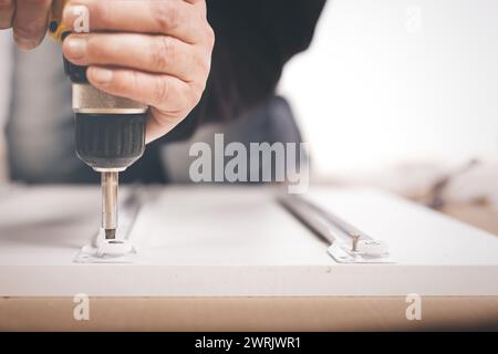 Homme déballage et montage de l'ensemble de trois tiroirs Banque D'Images