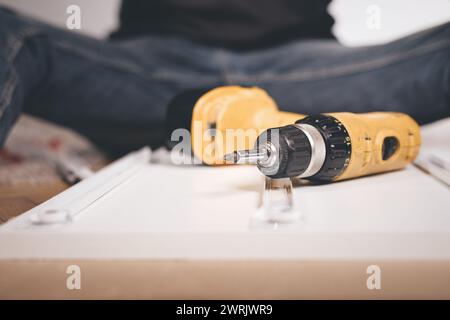 Homme déballage et montage de l'ensemble de trois tiroirs Banque D'Images