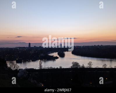 La ligne d'horizon de Belgrade avec la rivière Sava au coucher du soleil. Serbie Banque D'Images