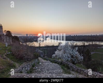 La ligne d'horizon de Belgrade avec la rivière Sava au coucher du soleil. Serbie Banque D'Images