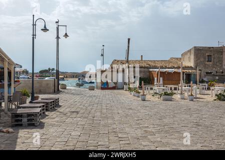 Piazza Giardinella place au bord de l'eau dans le village de Marzamemi sur l'île de Sicile, Italie Banque D'Images