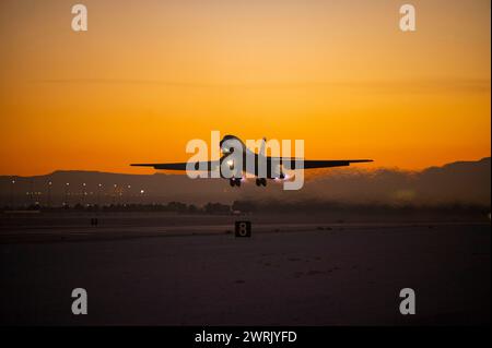 Un bombardier B-1B lancer affecté au 77th Weapons Squadron à Dyess Air Force base, Texas, décolle lors d'une école d'armes de l'US Air Force School Banque D'Images