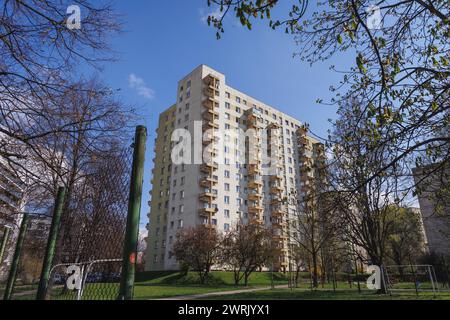 Vieux bloc d'appartements dans la région de Goclaw, sous-district de Praga-Poludnie, Varsovie, Pologne Banque D'Images