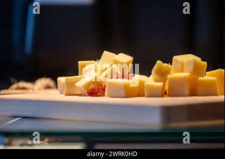 Dégustation de différents fromages et saucisses dans la fromagerie néerlandaise Banque D'Images