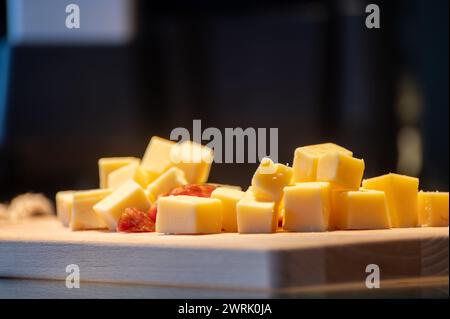 Dégustation de différents fromages et saucisses dans la fromagerie néerlandaise Banque D'Images