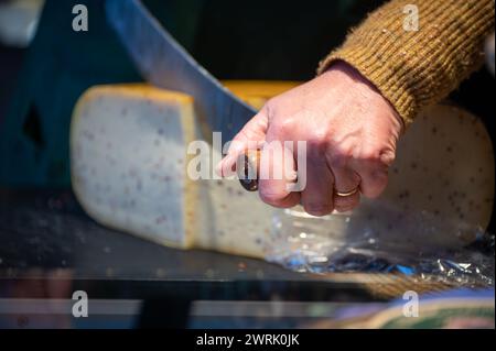 Découpe et dégustation de différents fromages et saucisses dans la fromagerie néerlandaise Banque D'Images