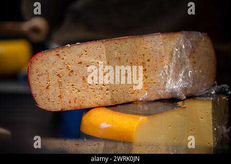 Découpe et dégustation de différents fromages et saucisses dans la fromagerie néerlandaise Banque D'Images