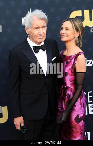 LOS ANGELES - 14 janvier : Harrison Ford, Calista Flockhart à la 29e édition des Critics Choice Awards - arrivées au Barker Hanger le 14 janvier 2024 i Banque D'Images